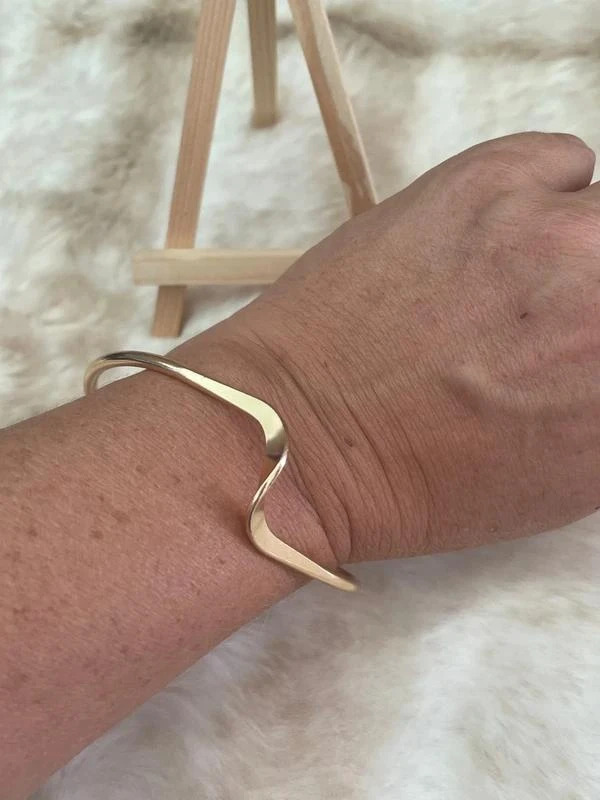 Bracelet jonc « vague » doré